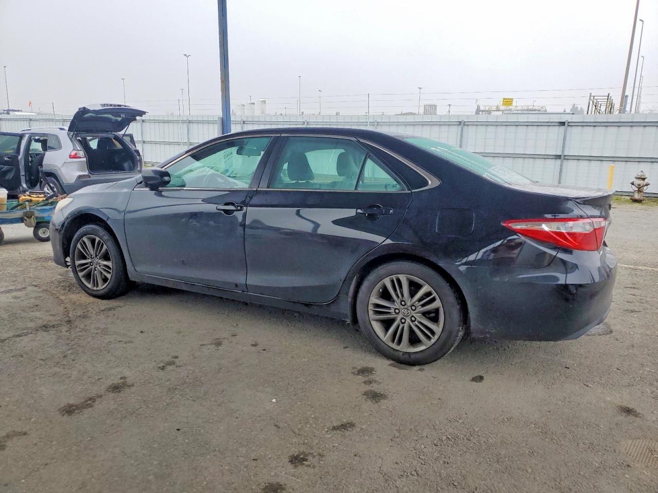 2017 TOYOTA CAMRY LE photo 2