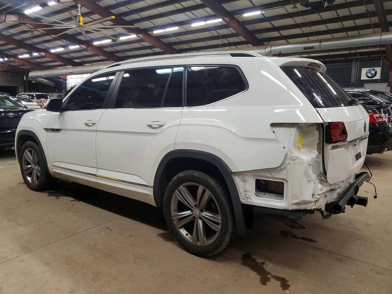 2018 VOLKSWAGEN ATLAS SE photo 2