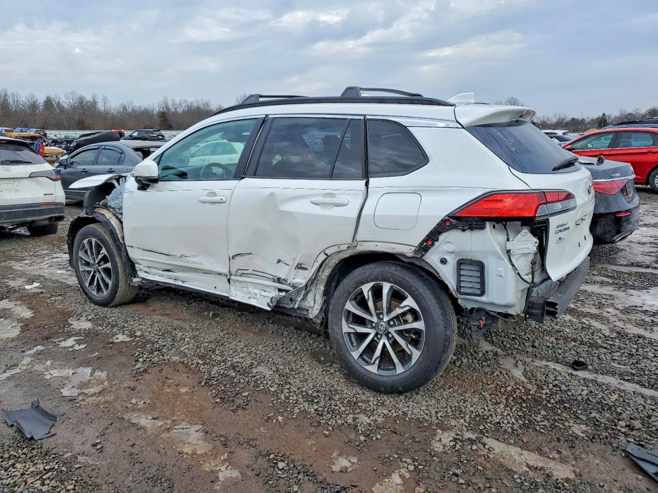 2022 TOYOTA COROLLA CROSS XLE photo 2