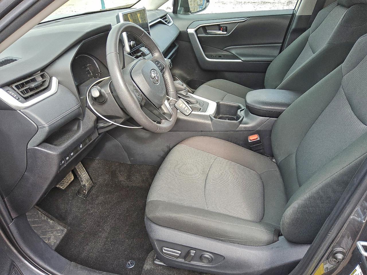 2025 TOYOTA RAV4 XLE photo 7