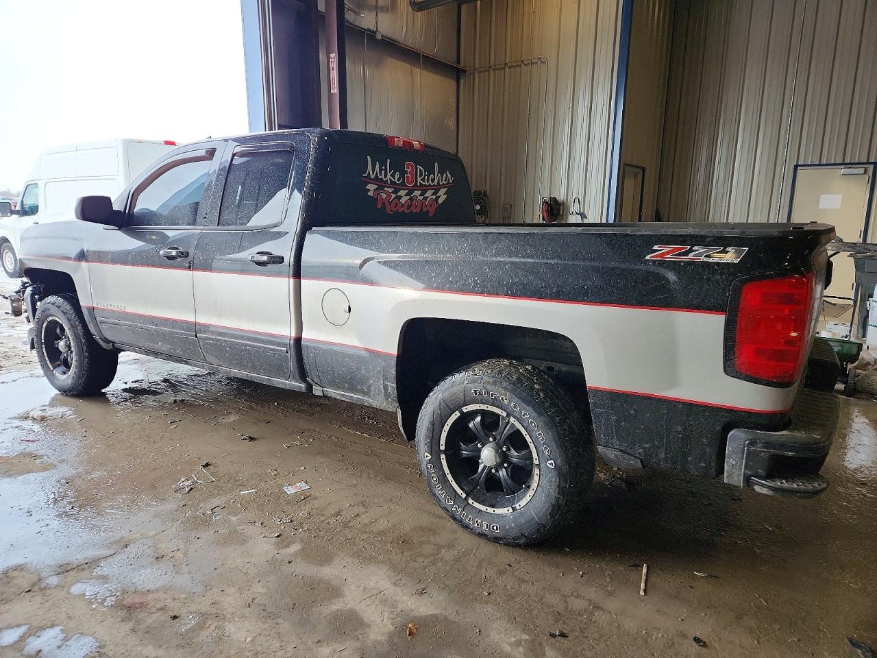 2017 CHEVROLET SILVERADO K1500 LT photo 2