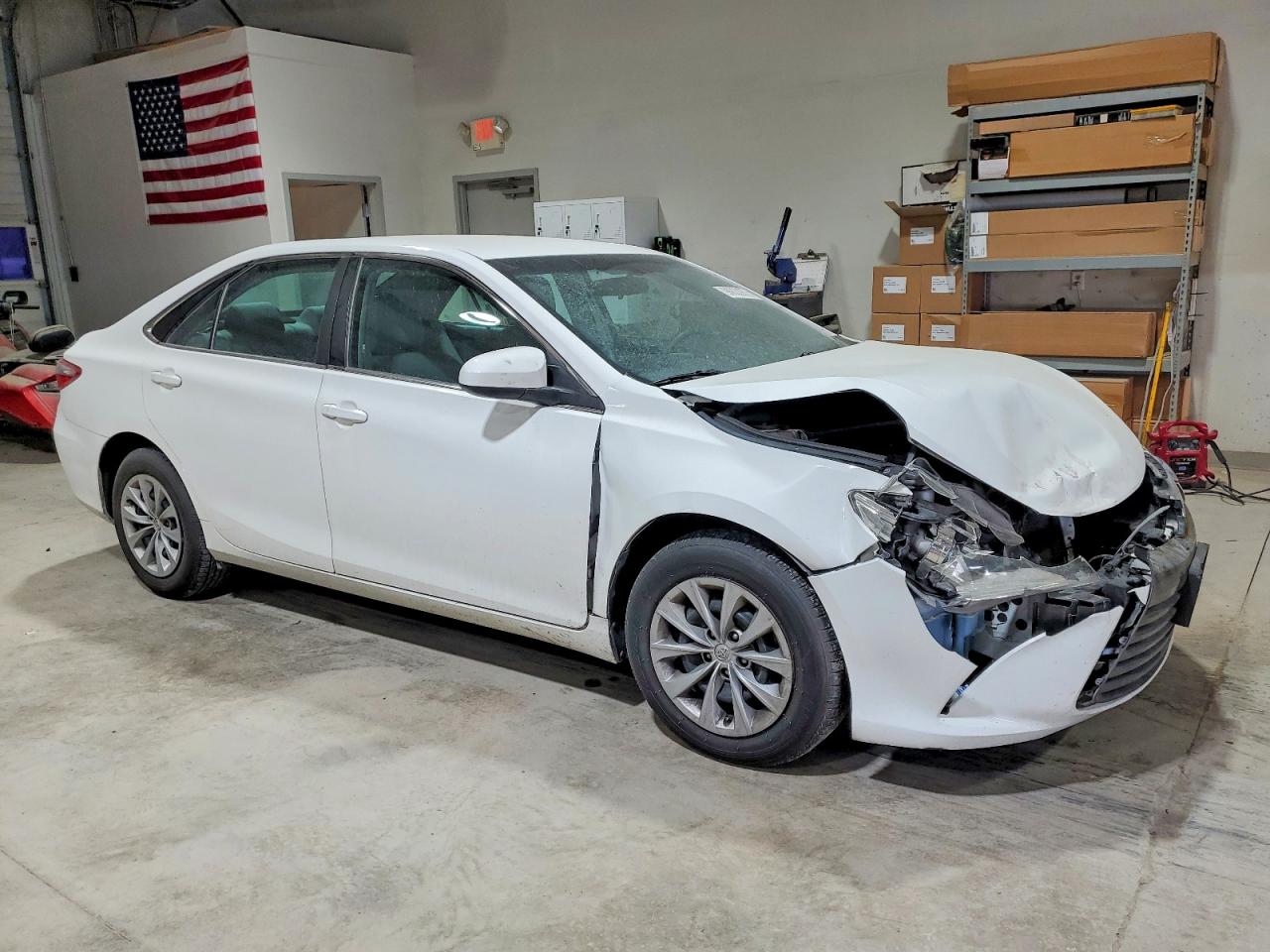 2015 TOYOTA CAMRY LE photo 4