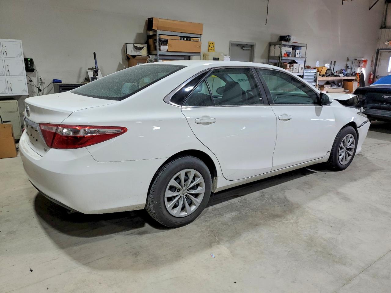 2015 TOYOTA CAMRY LE photo 3