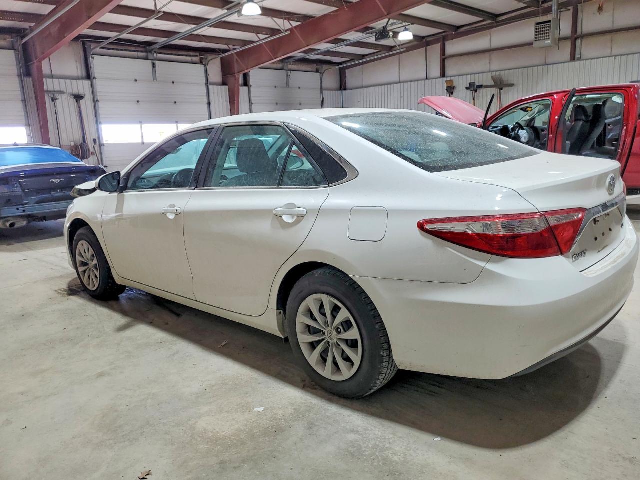 2015 TOYOTA CAMRY LE photo 2