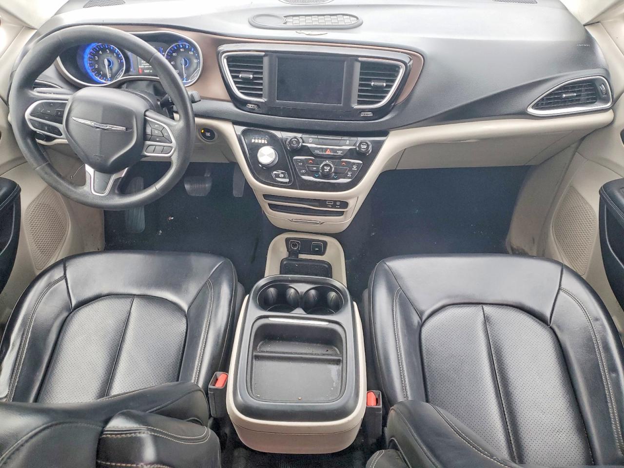 2020 CHRYSLER VOYAGER LXI photo 8