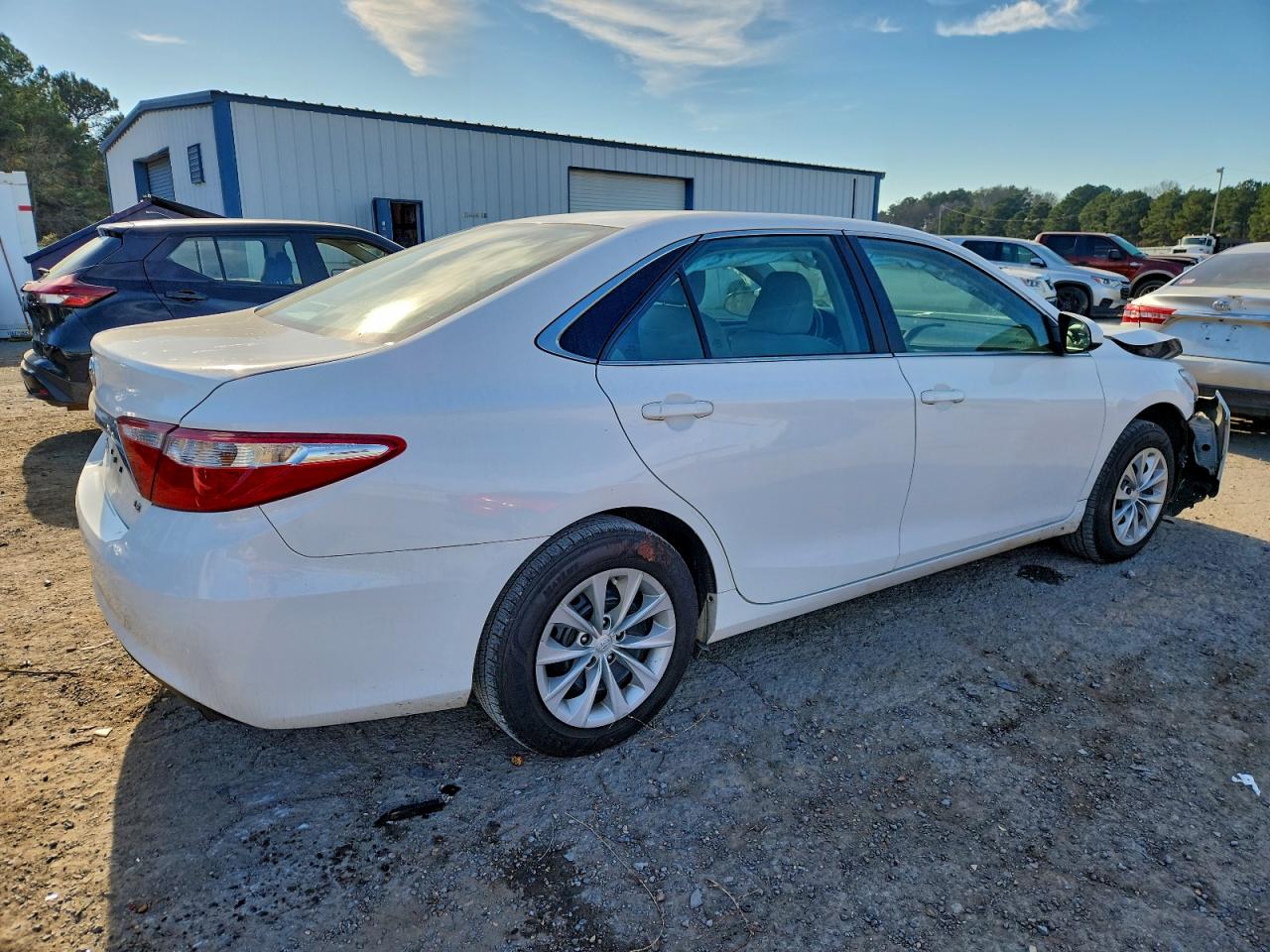 2017 TOYOTA CAMRY LE photo 3