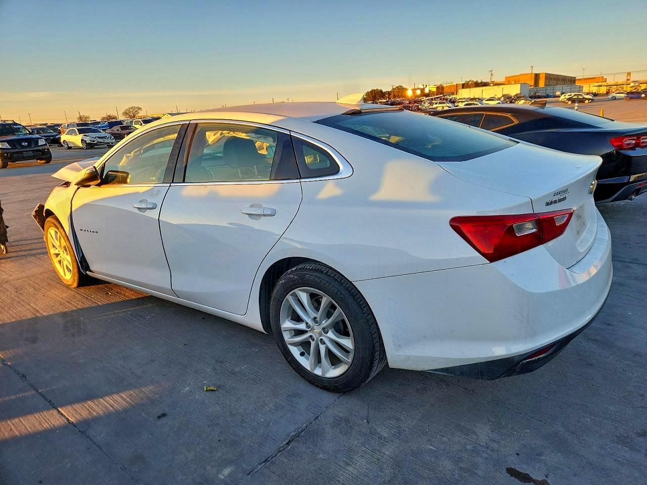 2018 CHEVROLET MALIBU LT photo 2