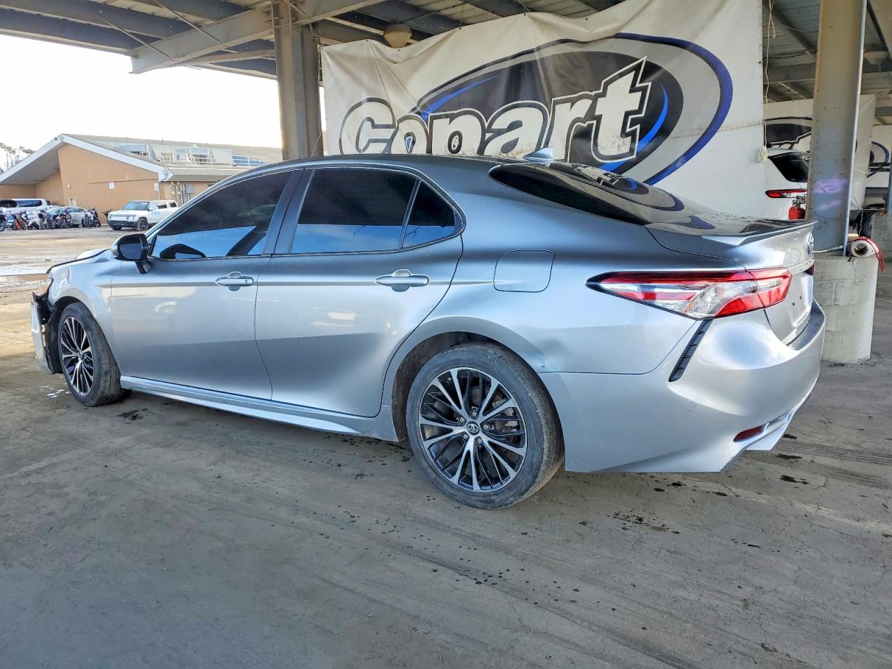 2020 TOYOTA CAMRY SE photo 2