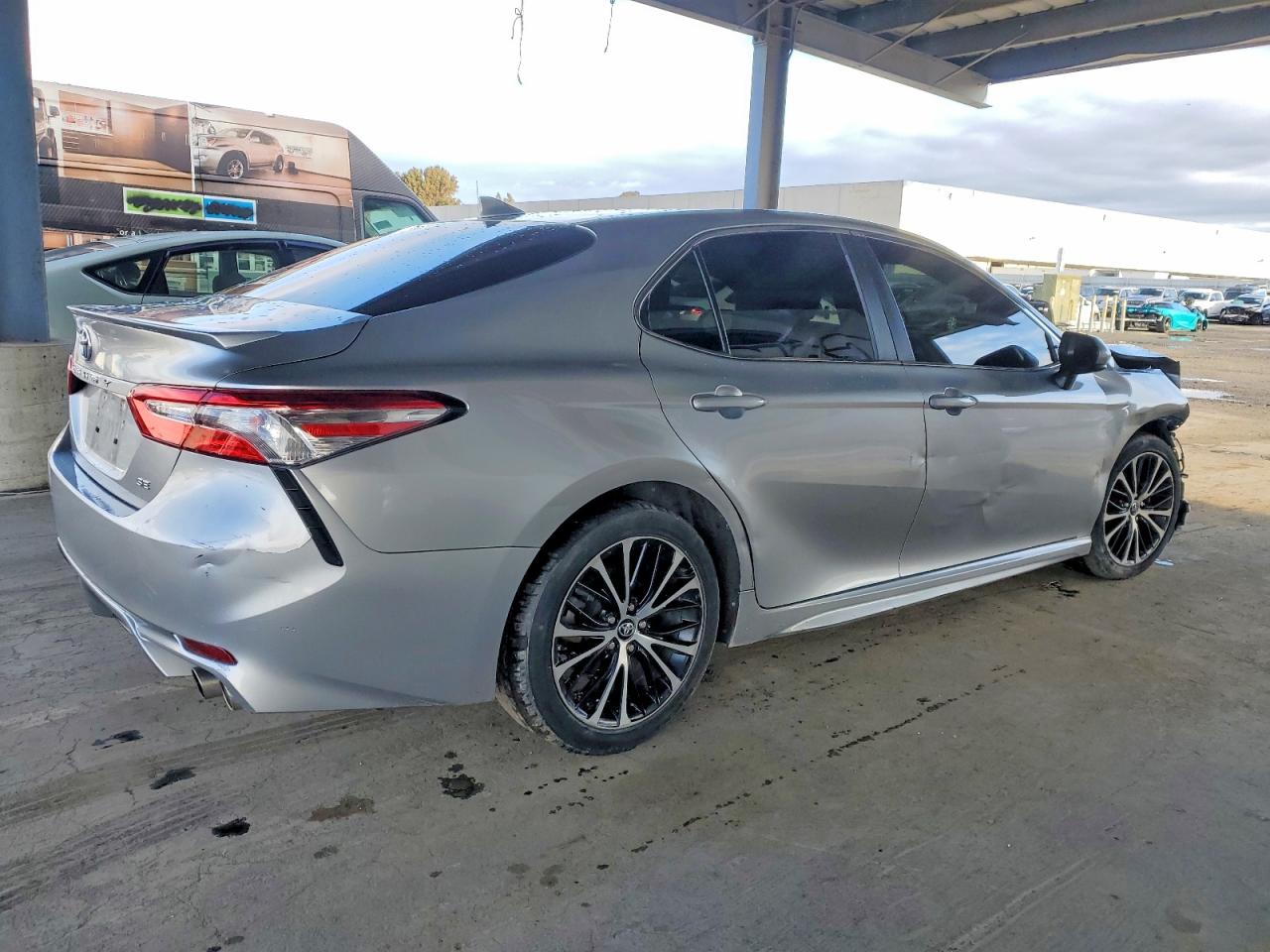 2020 TOYOTA CAMRY SE photo 3