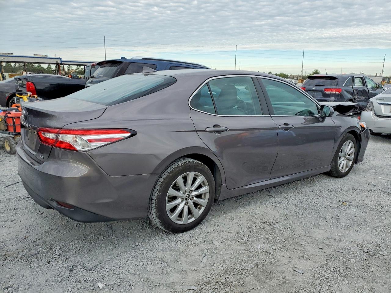 2020 TOYOTA CAMRY LE photo 3