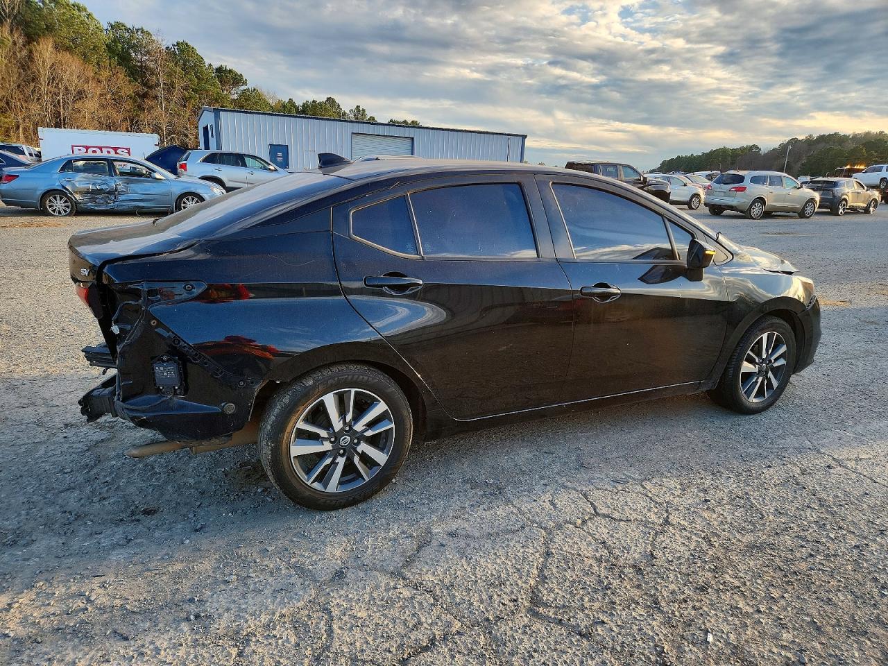 2021 NISSAN VERSA SV photo 3