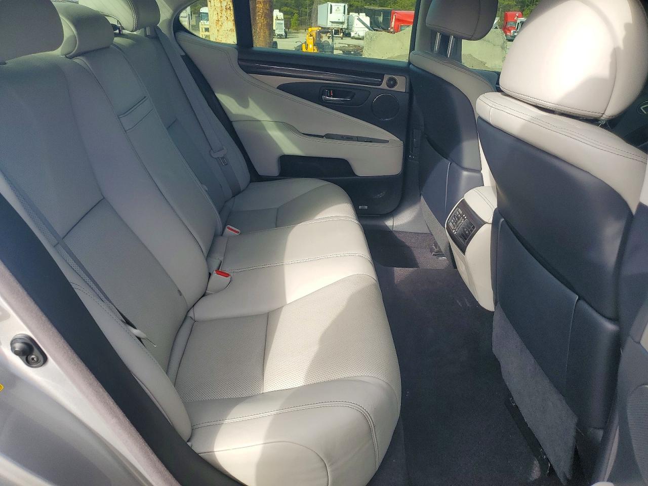 2013 LEXUS LS 460 photo 19