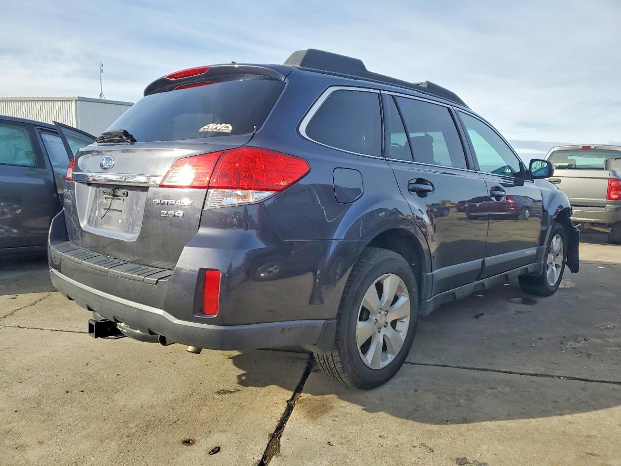 2011 SUBARU OUTBACK 3.6R LIMITED photo 3
