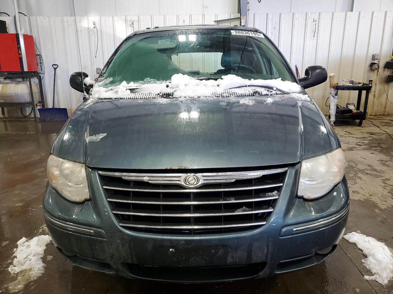 2005 CHRYSLER TOWN & COUNTRY LIMITED photo 5