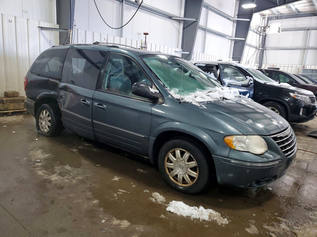 2005 CHRYSLER TOWN & COUNTRY LIMITED photo 4