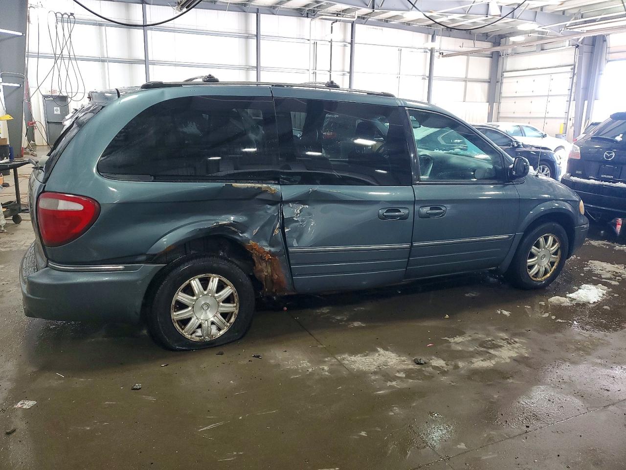 2005 CHRYSLER TOWN & COUNTRY LIMITED photo 3