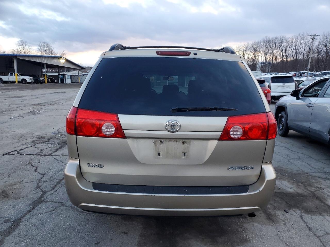 2009 TOYOTA SIENNA CE photo 6