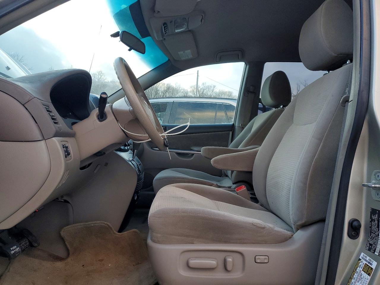 2009 TOYOTA SIENNA CE photo 7