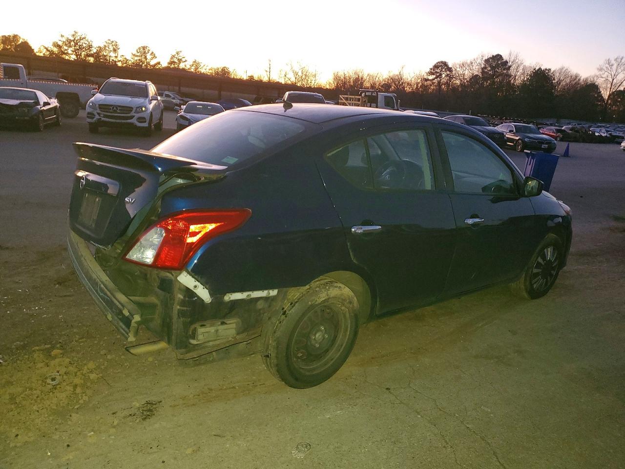 2018 NISSAN VERSA SV photo 5