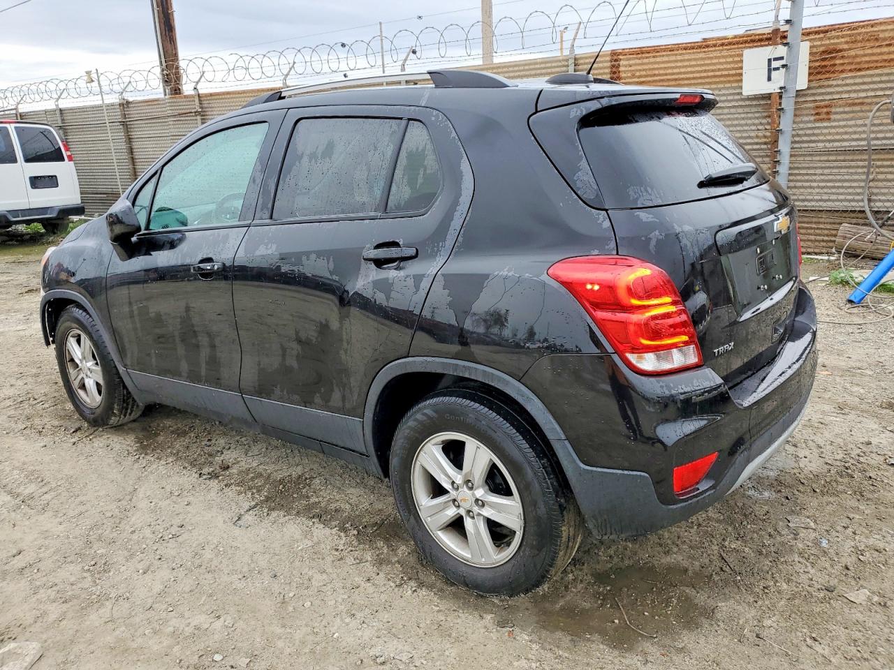 2021 CHEVROLET TRAX 1LT photo 2