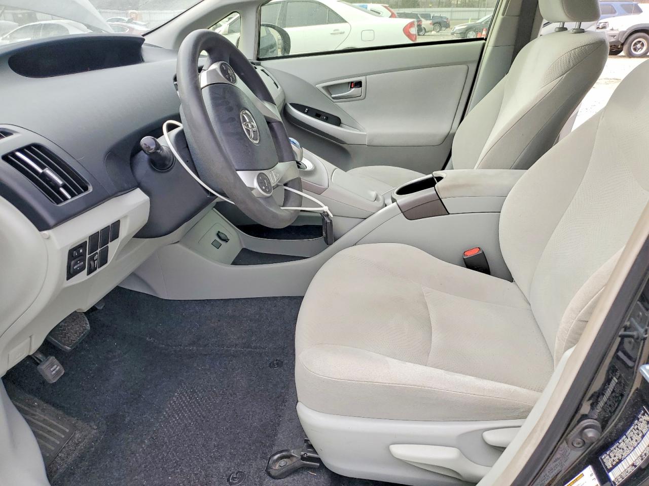 2015 TOYOTA PRIUS photo 7