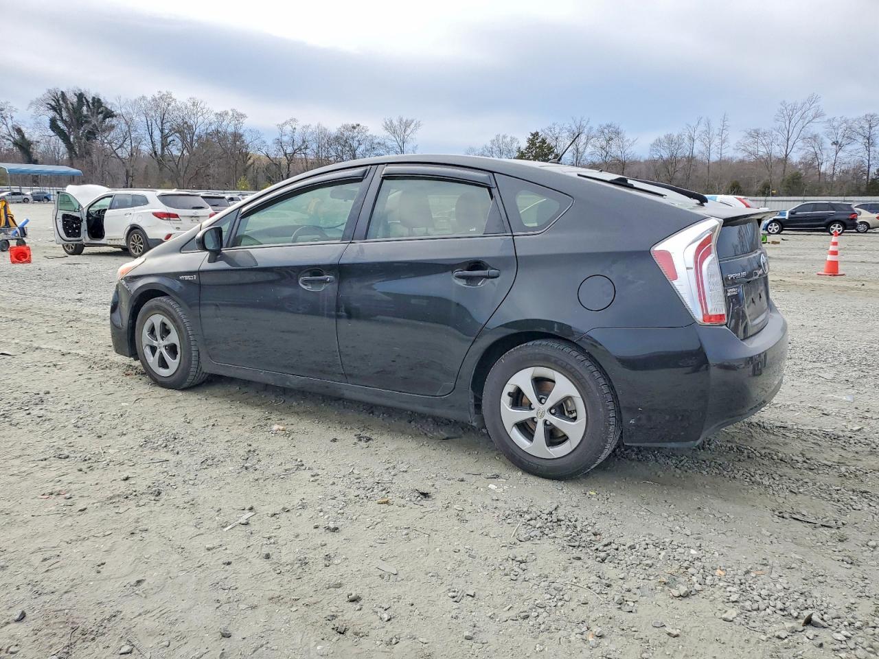 2015 TOYOTA PRIUS photo 2