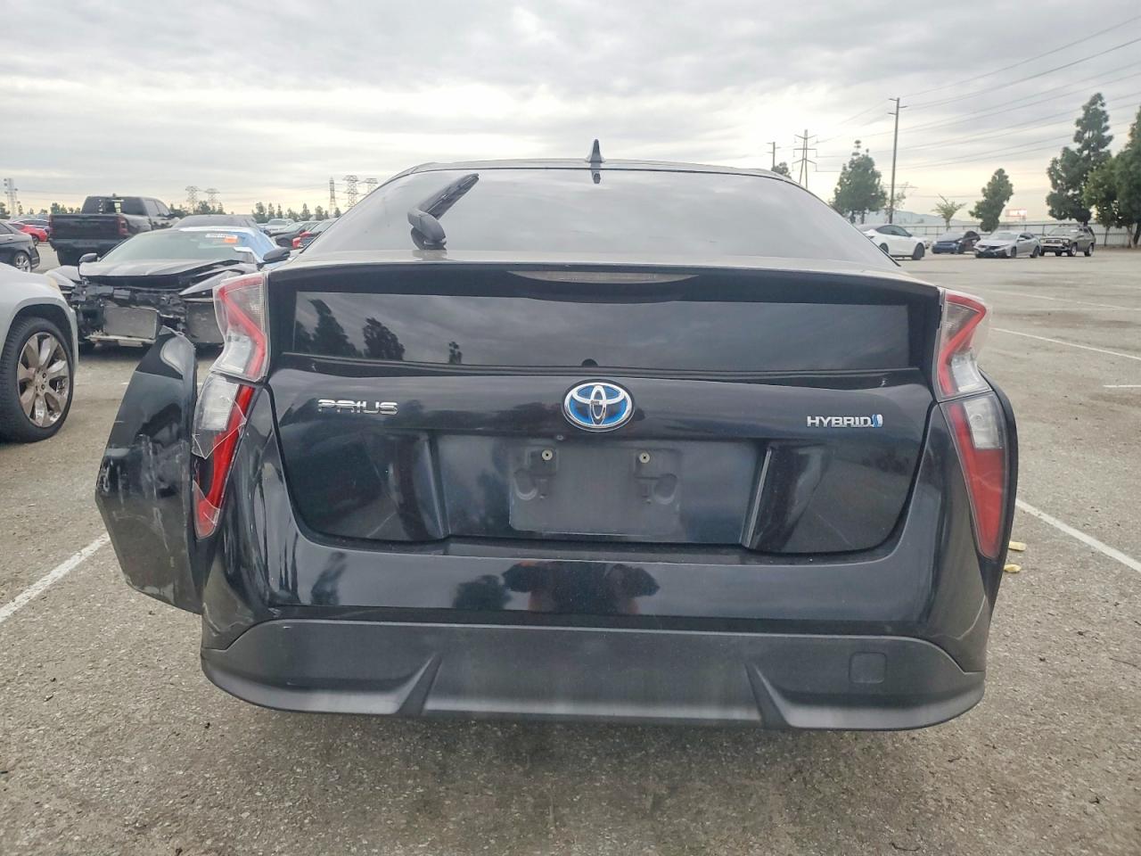 2016 TOYOTA PRIUS photo 6