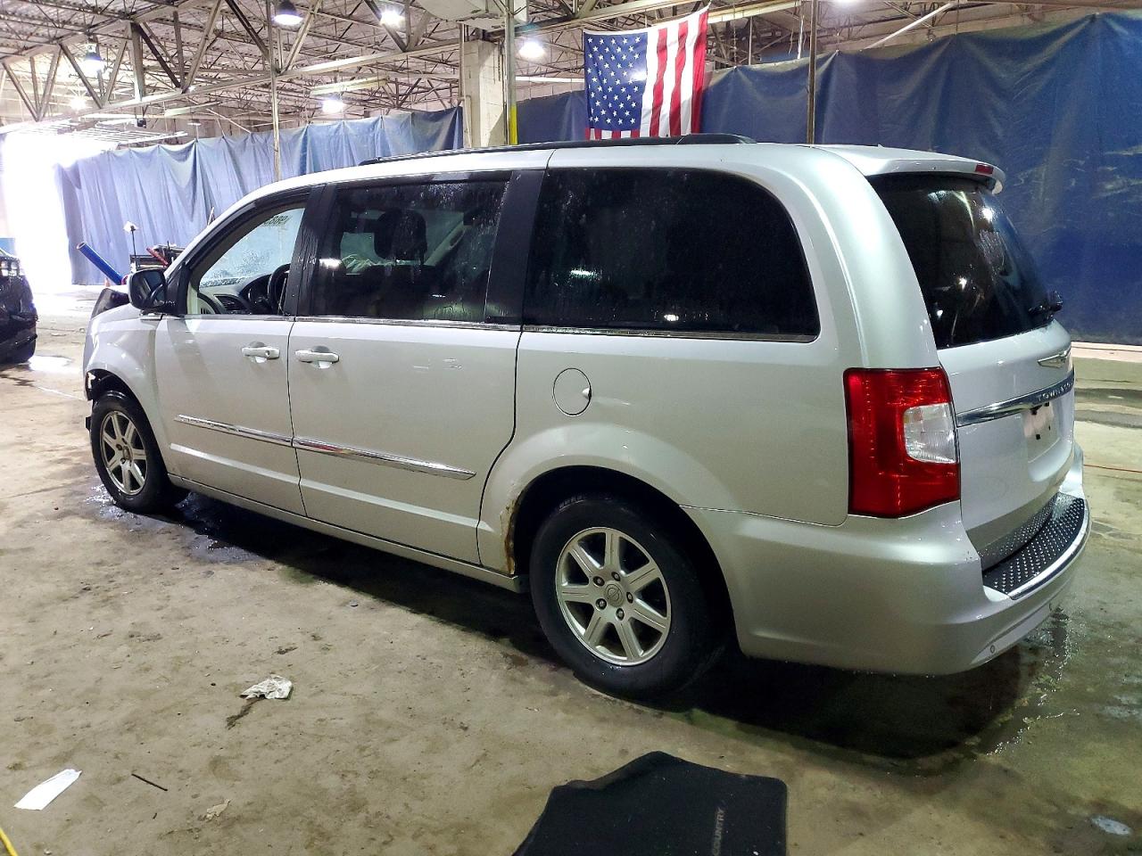 2011 CHRYSLER TOWN & COUNTRY TOURING photo 2