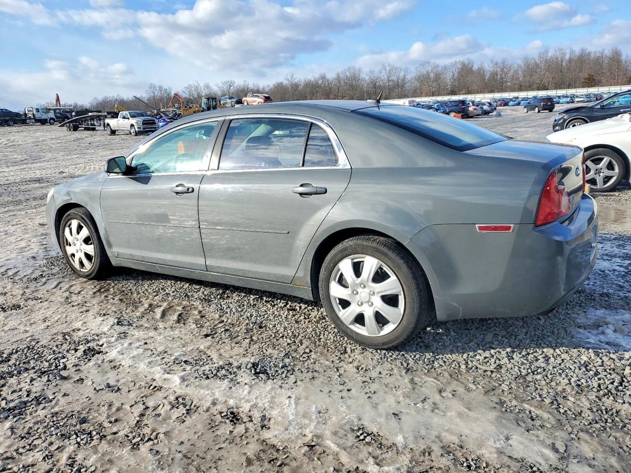 2009 CHEVROLET MALIBU LS photo 2