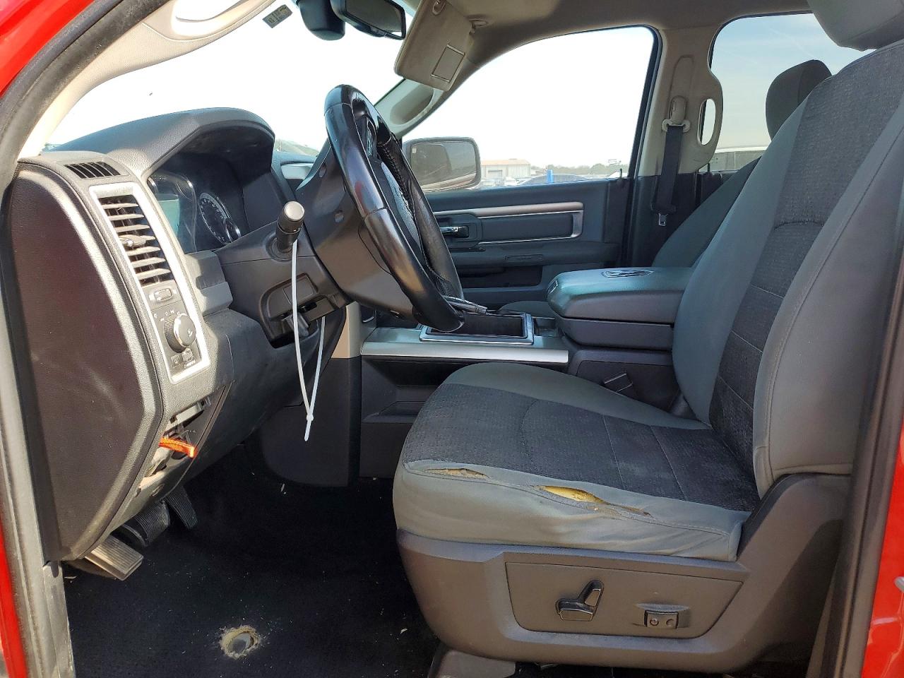 2015 RAM 1500 SLT photo 13
