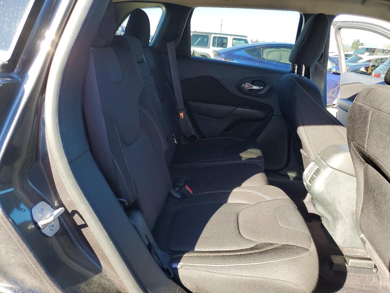 2016 JEEP CHEROKEE LATITUDE photo 11