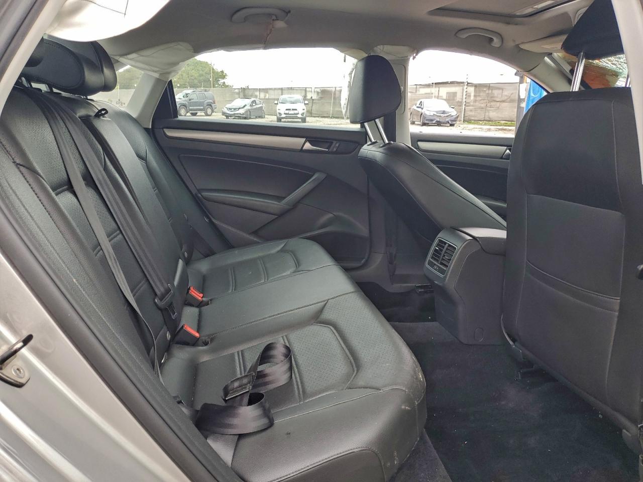 2014 VOLKSWAGEN PASSAT SE photo 10