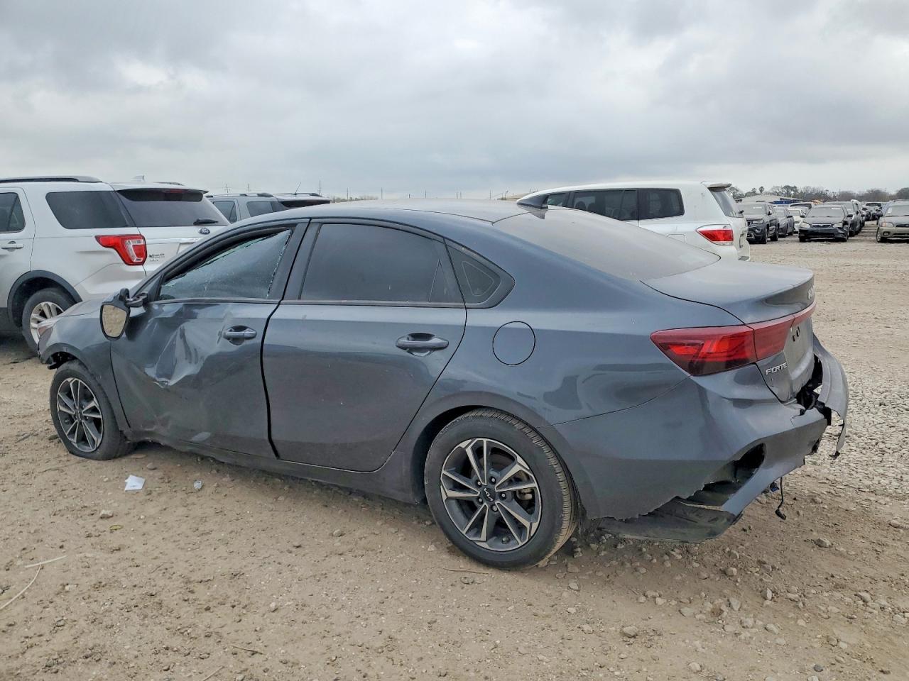 2024 KIA FORTE LX photo 2
