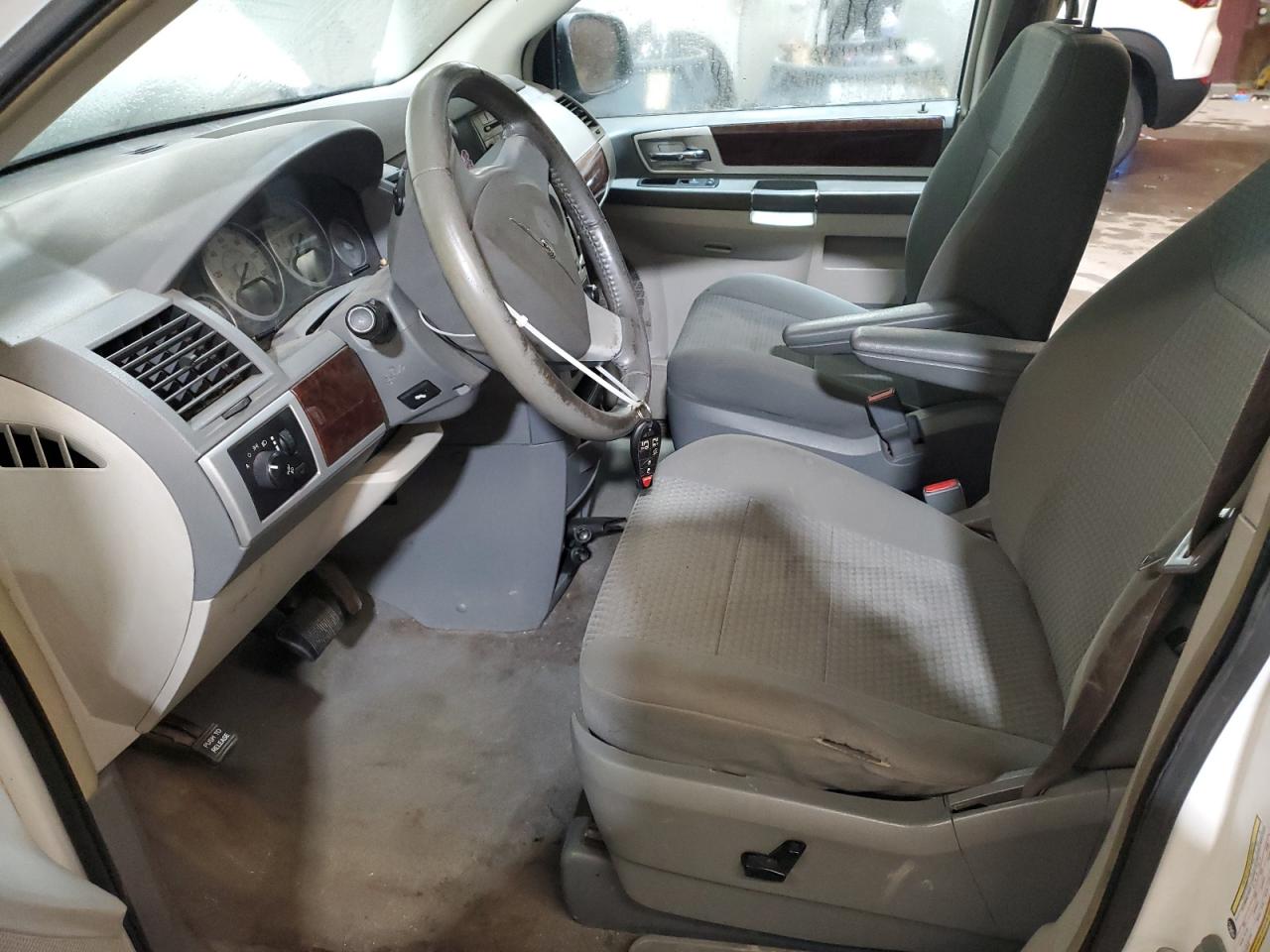 2010 CHRYSLER TOWN & COUNTRY TOURING photo 19