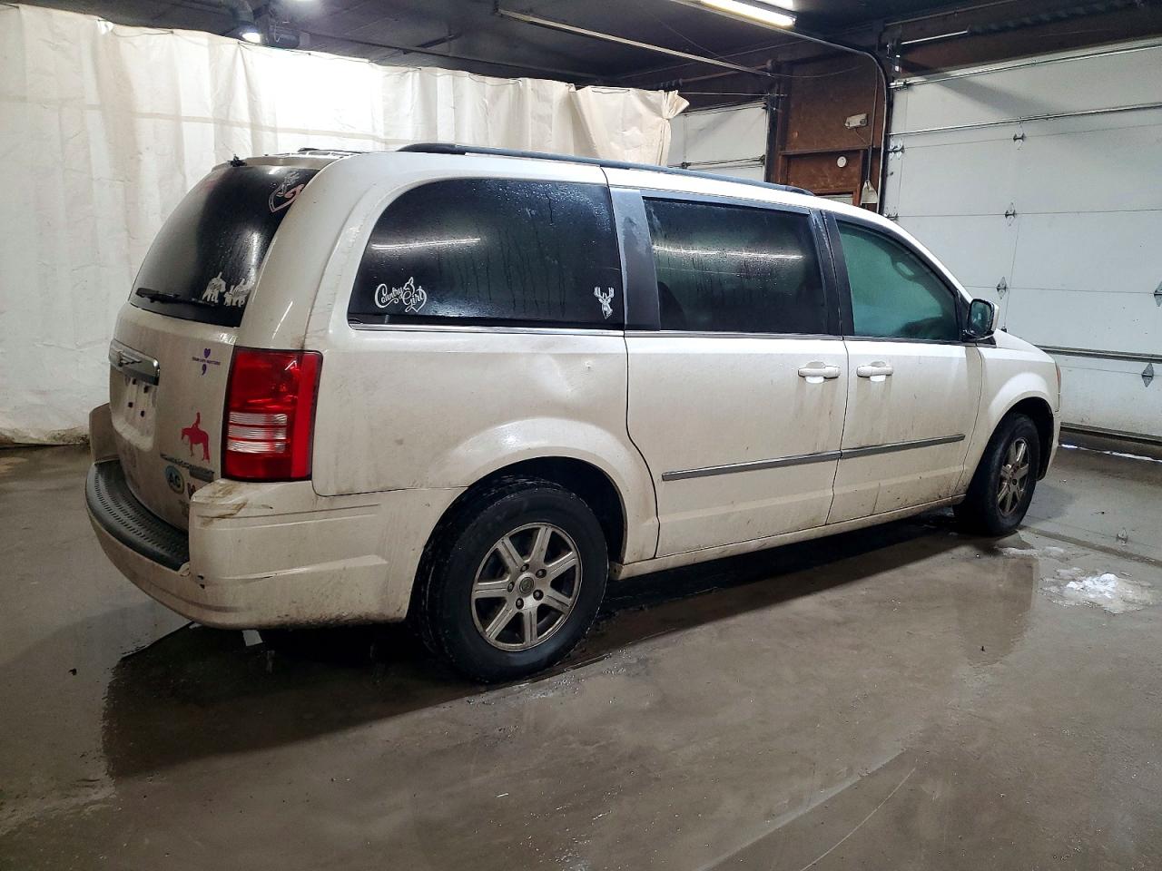 2010 CHRYSLER TOWN & COUNTRY TOURING photo 7
