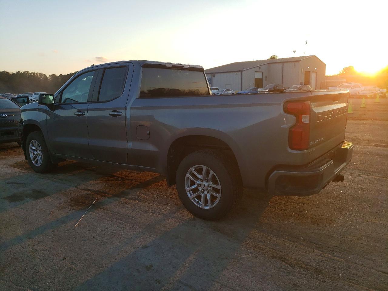 2019 CHEVROLET SILVERADO K1500 RST photo 2
