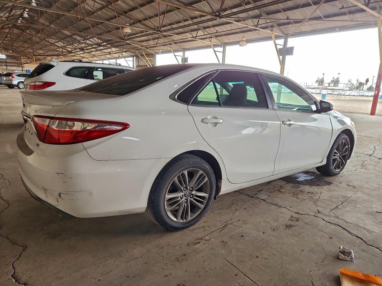 2016 TOYOTA CAMRY LE photo 3