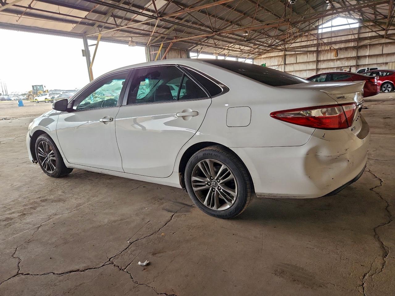2016 TOYOTA CAMRY LE photo 2