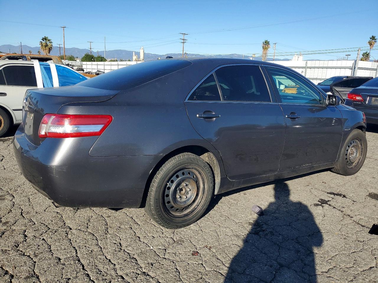 2011 TOYOTA CAMRY LE photo 3