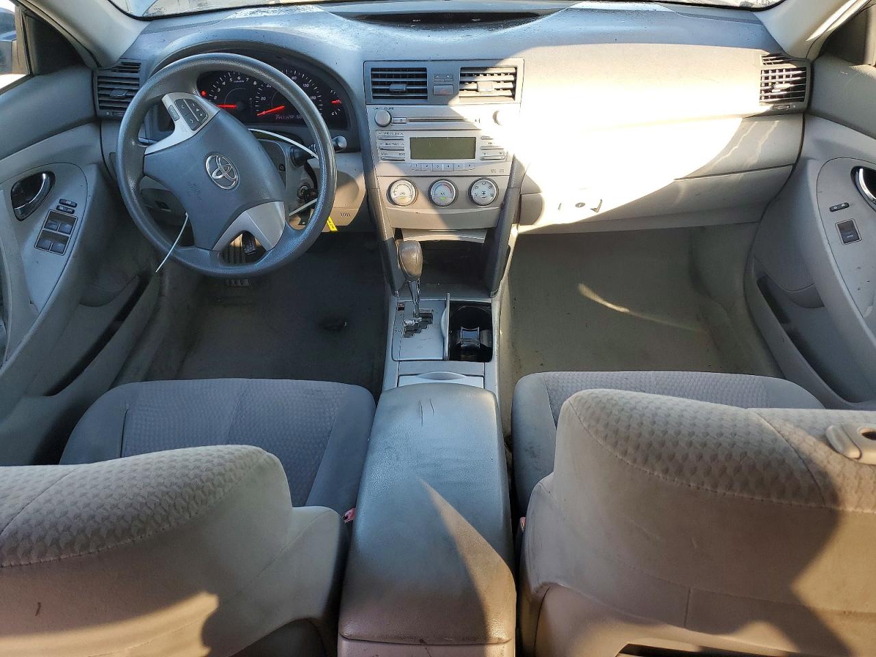 2011 TOYOTA CAMRY LE photo 8