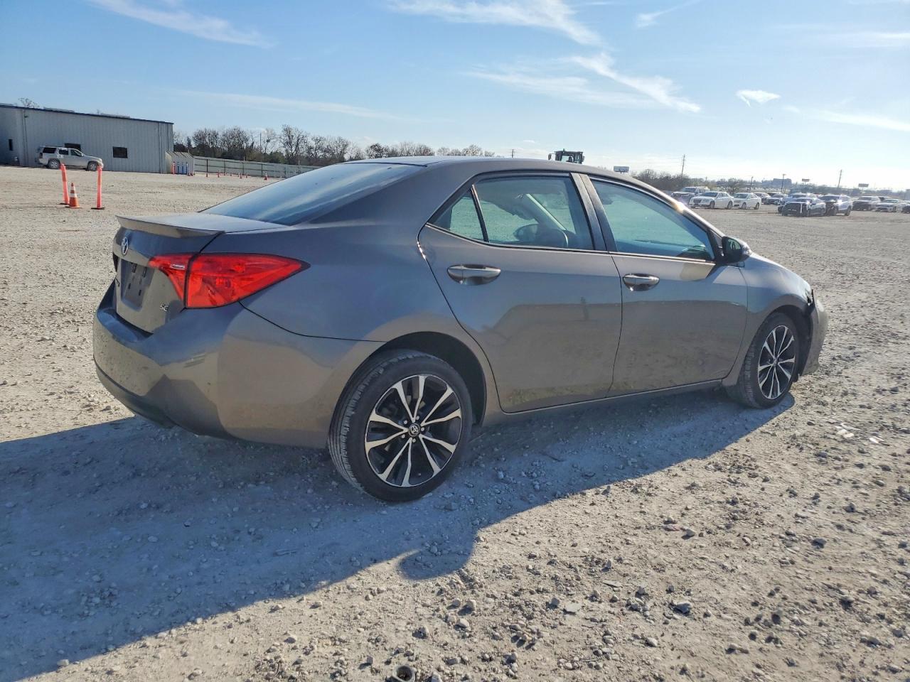 2018 TOYOTA COROLLA L photo 3