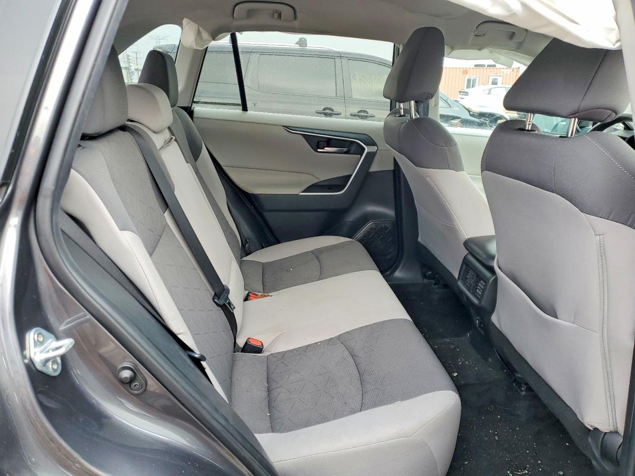 2021 TOYOTA RAV4 XLE photo 28