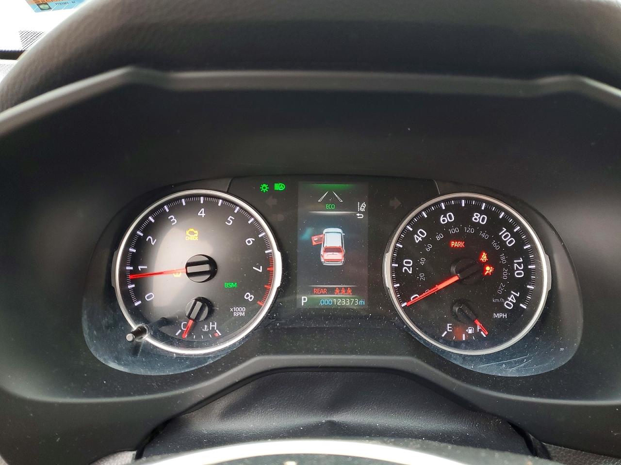 2021 TOYOTA RAV4 XLE photo 25