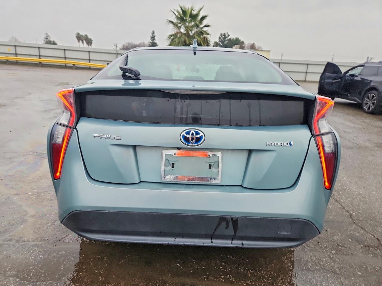 2016 TOYOTA PRIUS photo 6