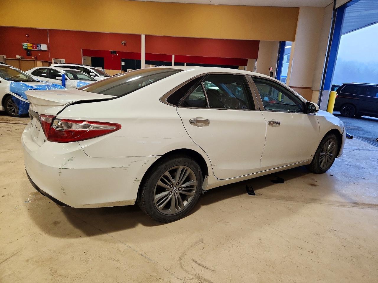 2015 TOYOTA CAMRY LE photo 3