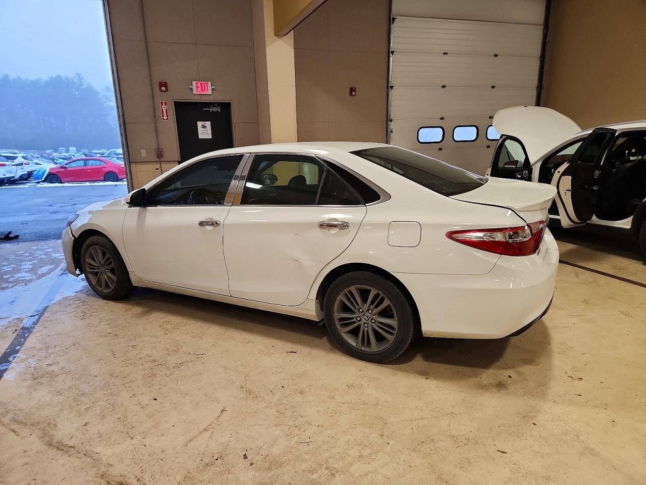 2015 TOYOTA CAMRY LE photo 2