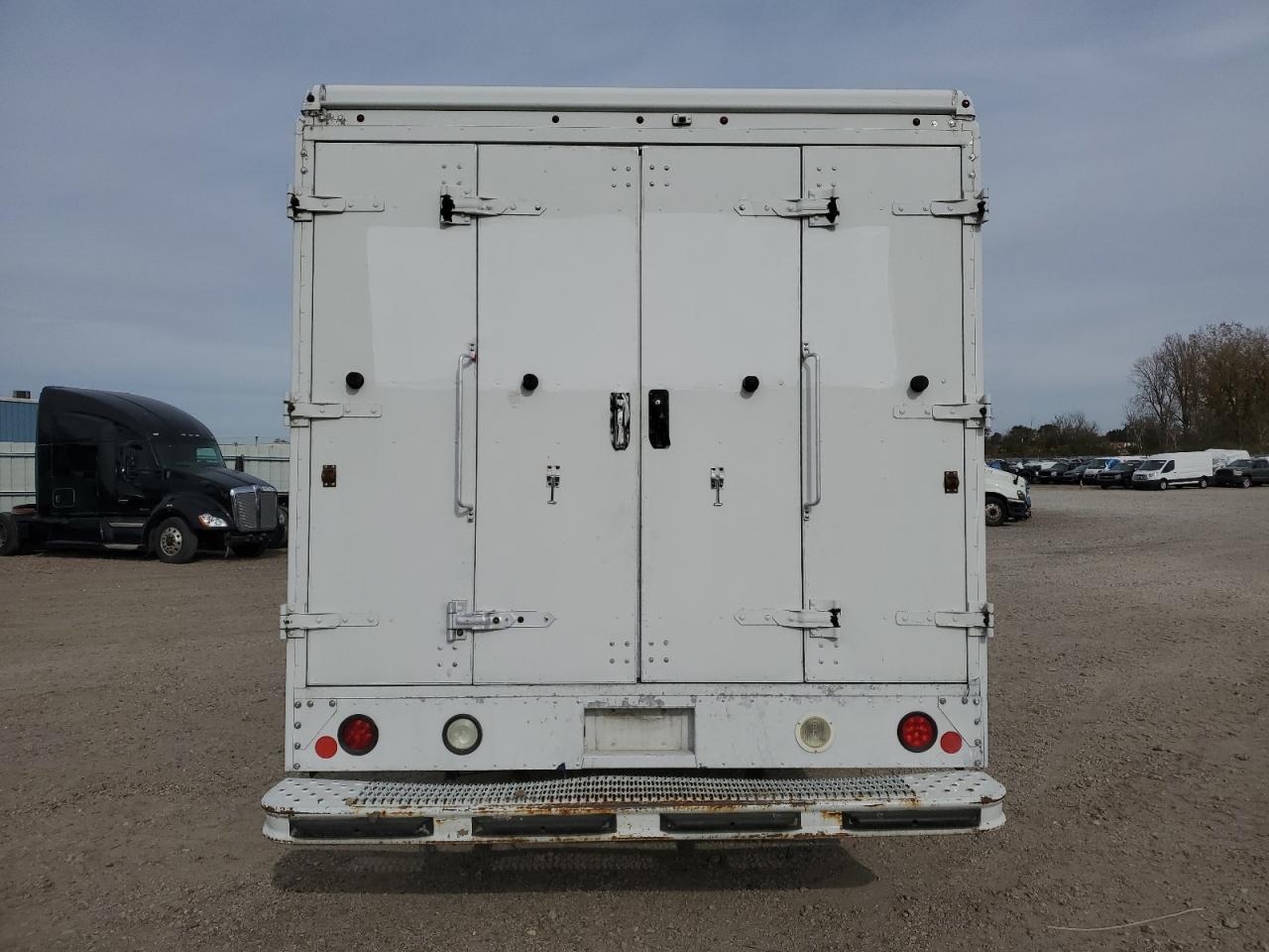 2015 FORD F59 - DELIVERY TRUCK photo 11