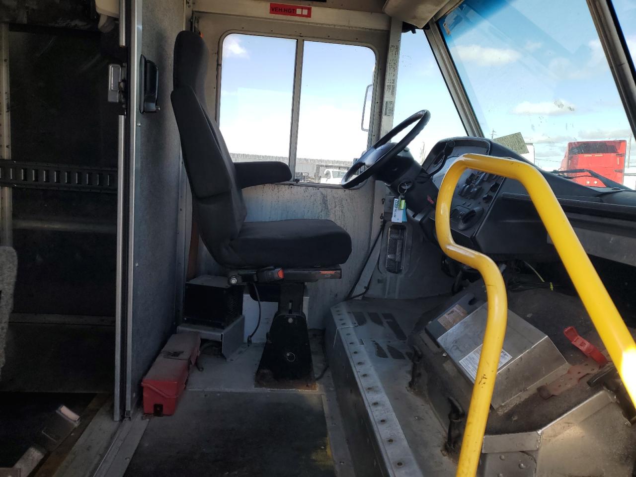 2015 FORD F59 - DELIVERY TRUCK photo 13
