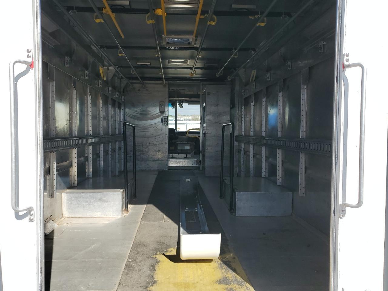 2015 FORD F59 - DELIVERY TRUCK photo 19
