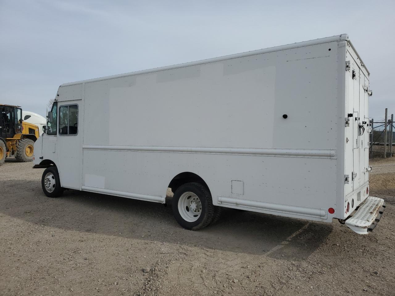 2015 FORD F59 - DELIVERY TRUCK photo 3